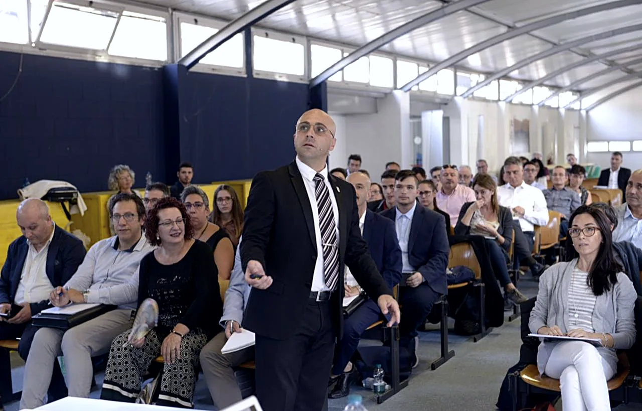 Alessandro Serratore durante un intervento dal palco